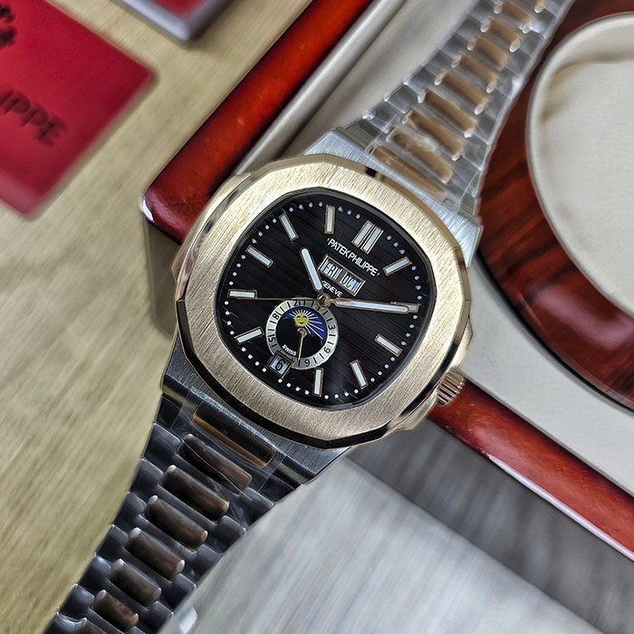 Réplica AAA de reloj Patek Philippe Nautilus bicolor en caja de oro rosa y acero, dial negro acanalado con calendario anual y fase lunar.