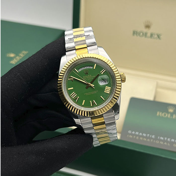 Comprar réplica AAA de reloj Rolex Day-Date 40 bicolor en oro amarillo con esfera verde esmeralda y números romanos.