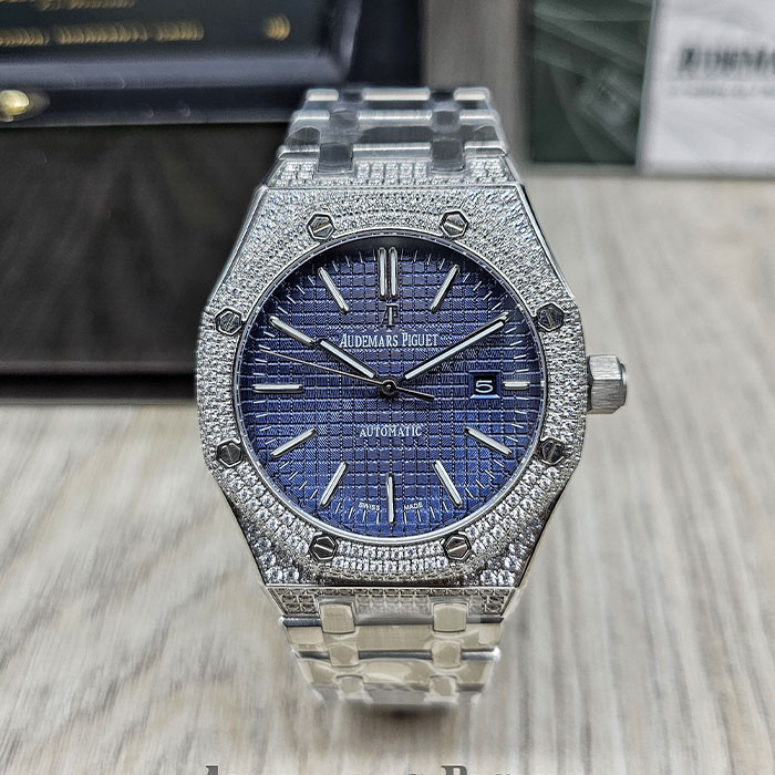 Réplica AAA de reloj Audemars Piguet Royal Oak Iced con diamantes sintéticos y carátula azul cobalto.