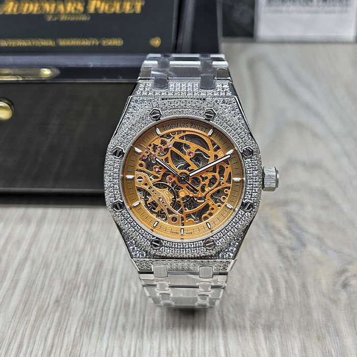 Réplica AAA de reloj Audemars Piguet Royal Oak Openworked Iced con esfera esqueleto dorada.