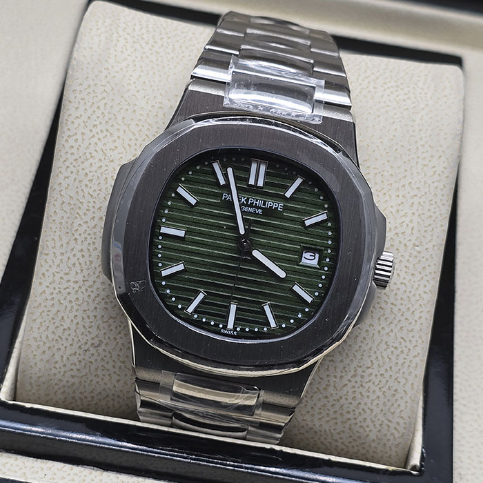 Réplica AAA Patek Philippe Nautilus en caja y brazalete de acero inoxidable tono plomo con esfera verde acanalada y fechador.