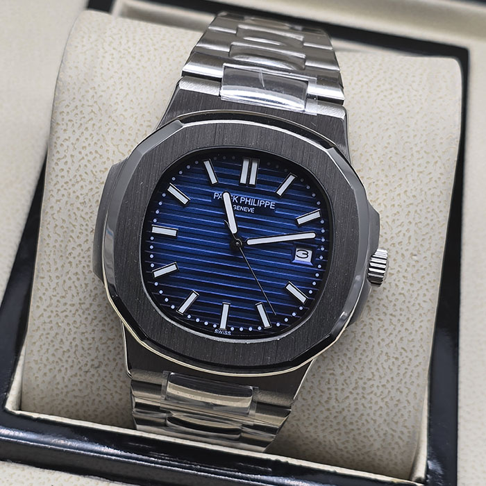 Réplica AAA de reloj Patek Philippe Nautilus en caja y brazalete de acero con clásica esfera azul acanalada y fechador.