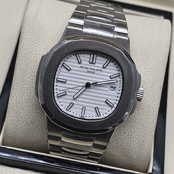 Réplica AAA de reloj Patek Philippe Nautilus en caja y brazalete de acero con limpia esfera blanca acanalada y fechador a las 3.