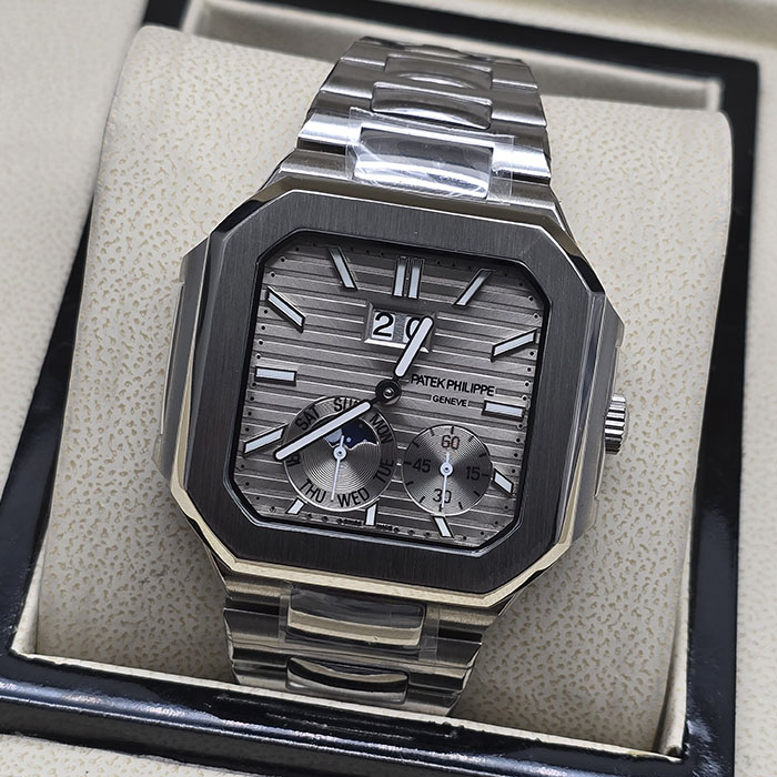 Réplica de reloj Patek Philippe Cubitus calidad AAA en acero con esfera gris acanalada, gran fecha panorámica y fase lunar.