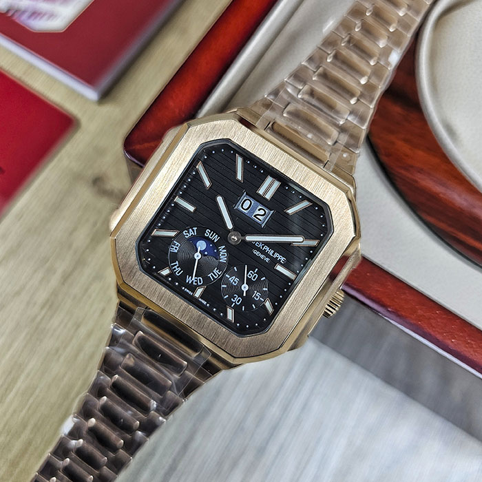 Réplica de reloj Patek Philippe Cubitus calidad AAA en oro rosa completo con esfera negra acanalada, gran fecha y fase lunar.