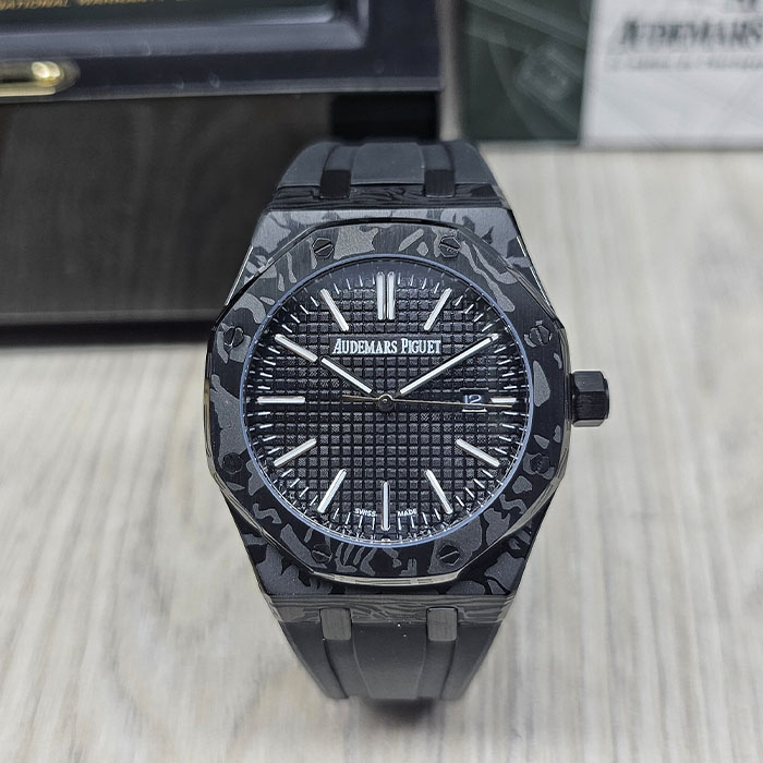Comprar réplica AAA reloj Audemars Piguet Royal Oak en carbono forjado con esfera negra y correa de caucho.